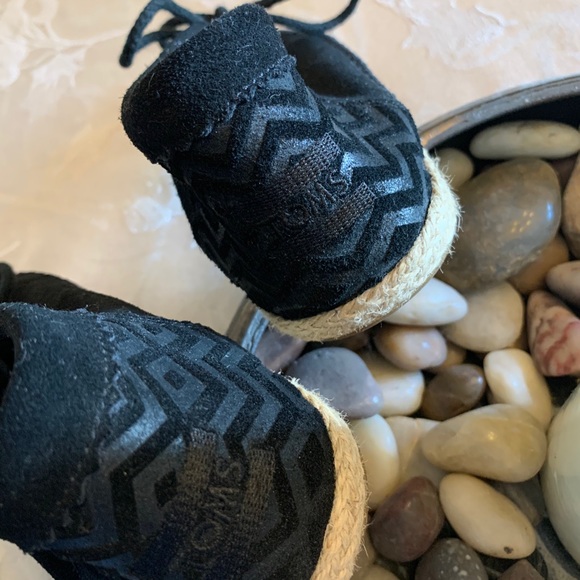 - Toms suede shoes - Picture 3 of 4